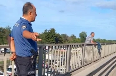 Viyadük üzerinde intihara kalkışan şahsı polis ikna etti 