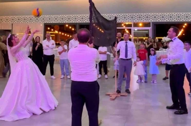 Voleybol oynarken tanışan çift düğünlerinde de voleybol oynadı 