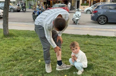 Vücuduna tutunan kene ile yüzük takma merasimine katılan besici, tehlikeyi hiçe sayarak "Keneyi besiye aldık" dedi 