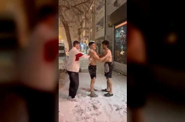 Yağan kar altında önce antrenman, ardından kar banyosu yaptılar 