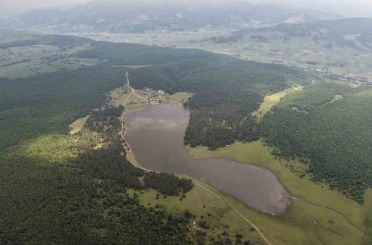 Yağışlar göleti doldurdu, yayla yolu su altında kaldı 