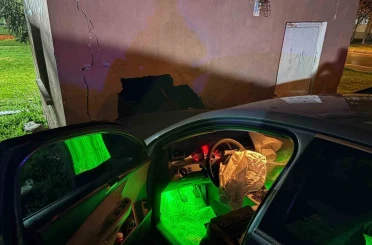 Yağışlı havada kontrolden çıkan otomobil depo duvarına çarptı 