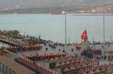 Yağışlı havanın son bulmasını fırsat bilen vatandaşlar İskenderun Sahili’ne akın etti 
