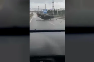 Yağışlı yolda makas atan otomobil tepetaklak oldu 