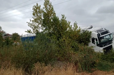 Yağışta yoldan çıkan tır şarampole girdi 