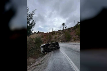 Yağmur sonrası kayganlaşan yolda pikap yan yattı 