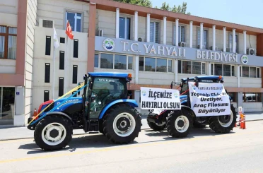 Yahyalı Belediyesi araç filosunu güçlendirdi: 2 yeni traktör hizmete alındı 