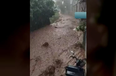 Yahyalı’da yağış sele neden oldu, evler araçlar zarar gördü 