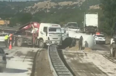 Yakıt tankeri devrildi, kara yolunda ulaşım aksadı 