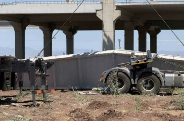 Yaklaşık 15 tonluk beton blok altında kaldılar: 1 ölü, 1 yaralı 