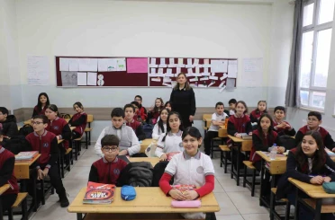 Yaklaşık 18 milyon öğrenci karnelerini alarak yarıyıl tatiline girdi 