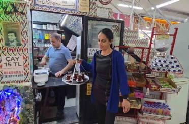 Yaklaşık 3 metrekarelik iş yerini sanat eseri niteliğinde bir mekâna dönüştürdü 