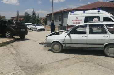 Yalvaç’ta iki otomobil çarpıştı: 2 yaralı 