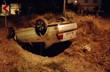 Yalvaç’ta sürücüsünün köpeğe çarpmamak için manevra yaptığı otomobil şarampole devrildi 