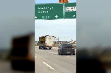 Yana yatmış şekilde seyreden dorse korkuttu 