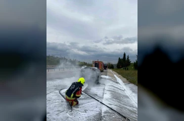 Yanan araca itfaiye müdahale etti 