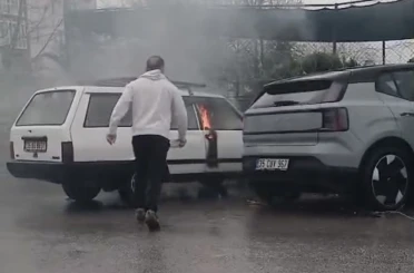 Yanan otomobile yol kenarındaki su birikintisinden doldurduğu kovayla müdahale etti 