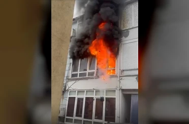 Yangın sırasında patlayan buzdolabı motoru evi harabeye çevirdi 