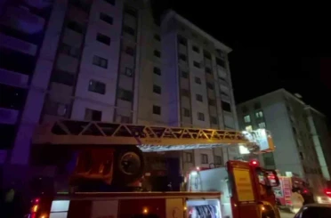 Yangında evdeki tüp patladı: Binada mahsur kalan 13 kişiyi itfaiye ekipleri kurtardı 