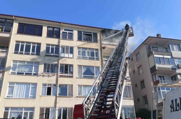 Yangında mahsur kalan kadın ve çocuk kurtarıldı 