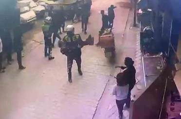 Yangında mahsur kalan yaşlı kadını jandarma ekipleri kurtardı 