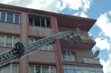 Yangından sürünerek kaçmaya çalışan kadın hastanede hayatını kaybetti 