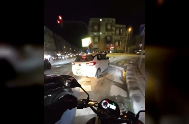 Yanlış trafik ışığına uyan sürücü araç kuyruğuna sebep oldu 
