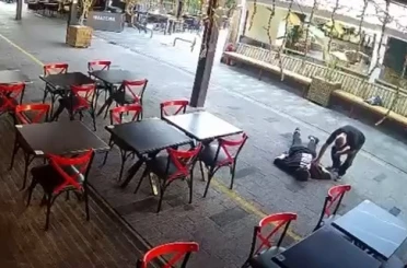 Yardım ediyormuş gibi yaptı, cüzdanını çaldı 