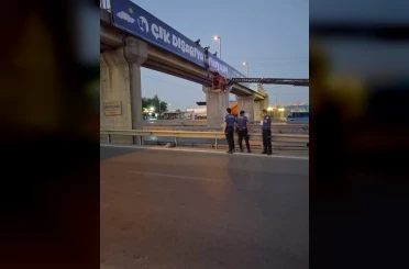 Yarı çıplak şahıs üst geçitte asılı bulundu 
