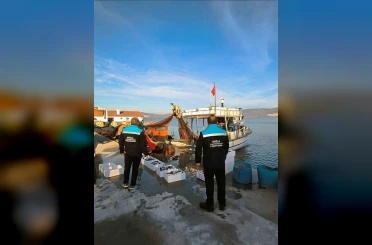 Yasak ağ ile avlanan balıklara el konuldu 