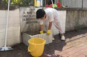 Yaşıtları oyun oynarken, O, şehit mezarlıkları ve çeşmeleri temizliyor 