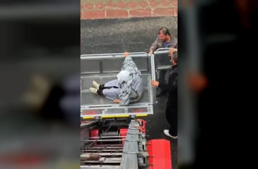 Yaşlı annesi ve halasını yük asansörüyle evine çıkardı 