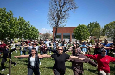Yaşlı bakımı öğrencileri 60+ Tazelenme Üniversitesi’ne konuk oldu 