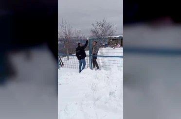 Yaşlı kadının ilaçları, yolu karla kaplanan mezraya kepçeyle ulaştırıldı 