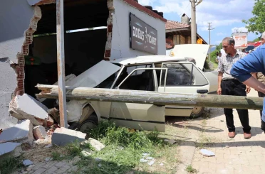 Yaşlı karı koca duvara çarpan otomobilde can verdi 