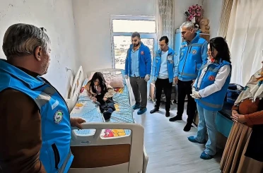 Yatağa bağımlı hastaya ortopedik yatak hediye edildi 