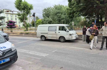 Yaya geçidinde duramayan minibüs, anneanne ve torununa çarptı 