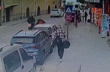 Yaya geçidinde karşıya geçen kadın, motosikletin çarpmasıyla yaralandı 