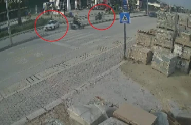 Yaya geçidini kullanmaya çalışan otomobille çarpışan motosikletli metrelerce havaya uçtu 