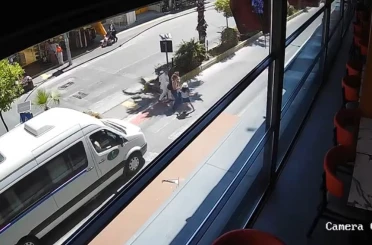 Yayaya yol veren minibüse arkadan araç çarptı, kaza anı kamerada 
