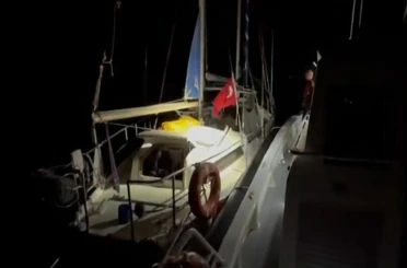 Yelkenli teknede 56 düzensiz göçmen yakalandı 