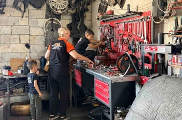 Yemek bırakmak için kocasının araç tamir atölyesine geldi, motor ustası oldu 