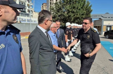 Yeni Emniyet Müdürü, kendisini karşılayan şehit babasının elini öptü 