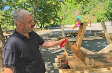 Yenice Belediye Başkanı Karakaş işçileri dinlendirdi, kendisi çalıştı 