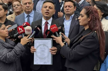 Yeniden CHP İstanbul İl Başkanı seçilen Özgür Çelik mazbatasını aldı 