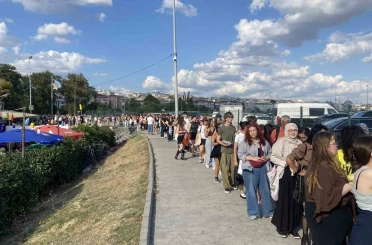 Yenikapı’da konser öncesi kilometrelerce insan ve araç kuyruğu oluştu 