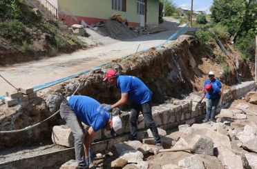 Yeniköy Mahallesi’nde yol ve taş duvar çalışmaları devam ediyor 