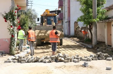 Yenipazar’da bozulan ve yıpranan parke taşları yenileniyor 