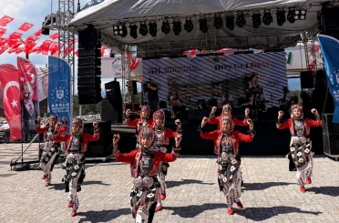Yenişehir Halk Dansları Topluluğu, Kocayayla Şenlikleri’nde ayakta alkışlandı 