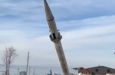 Yenisi yapılınca eski caminin minaresi kontrollü bir şekilde yıkıldı 